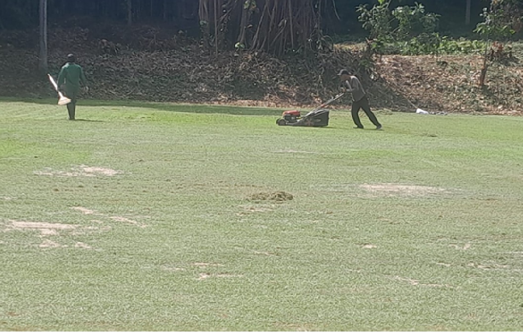 perawatan lapangan sepak bola
